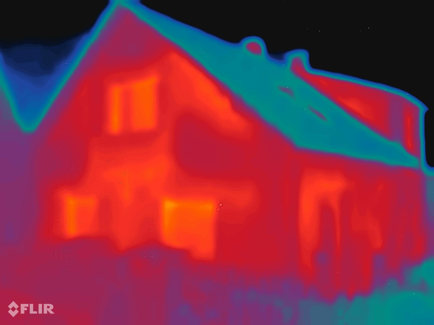 FLIR-Wärmebild der Fassade vor der Beschichtung: Wandfläche durchgehend rot bis orange